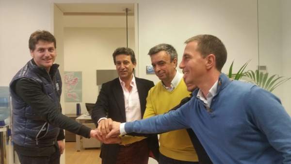 Company junto a otros cargos del PP balear Company junto a otros cargos del PP balear