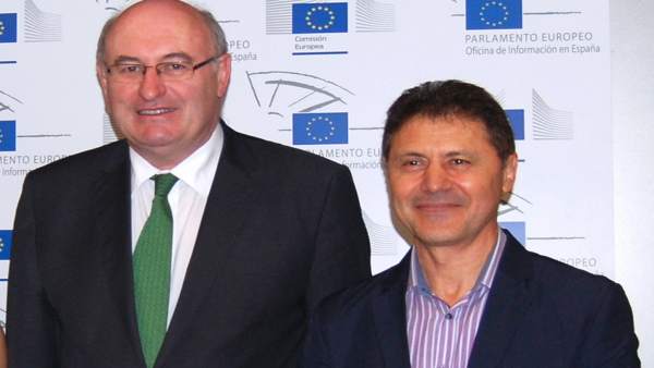 Phil Hogan junto a Miguel Blanco. Phil Hogan junto a Miguel Blanco.