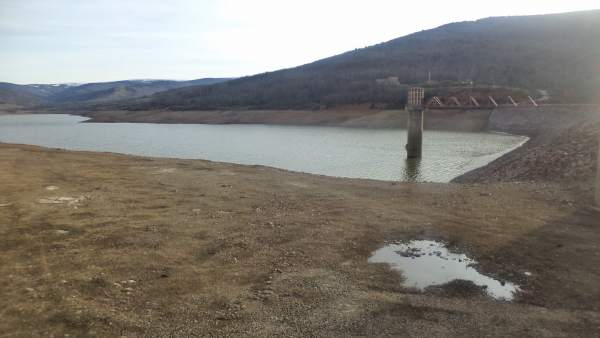 Embalse de Pajares (La Rioja) con poca agua Embalse de Pajares (La Rioja) con poca agua