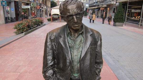 Estatua de Wody Allen en Oviedo Estatua de Wody Allen en Oviedo