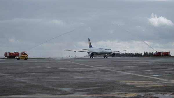 Llegada del primer vuelo de Lufthansa al aeropuerto de Santiago Llegada del primer vuelo de Lufthansa al aeropuerto de Santiago