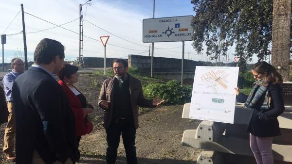 Valdivielso presenta el proyecto de la pasarela peatonal. Valdivielso presenta el proyecto de la pasarela peatonal.