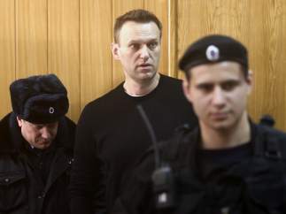 El líder opositor ruso Alexei Navalny escucha el veredicto en el tribunal, en Moscú (Rusia).