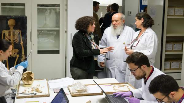 La rectora Pilar Aranda en el Laboratorio de Antropología de la UGR La rectora Pilar Aranda en el Laboratorio de Antropología de la UGR