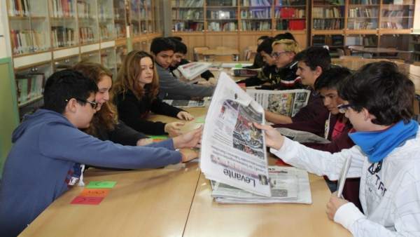 Els adolescents no lligen periòdics i solament coneixen les notícies per la tv o xarxes socials Els adolescents no lligen periòdics i solament coneixen les notícies per la tv o xarxes socials
