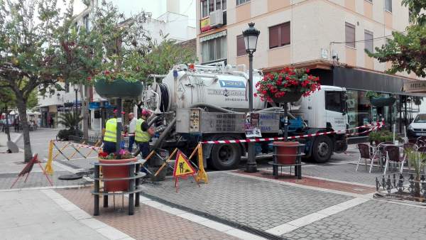 Red alcantarillas limpieza málaga estepona operarios olores imbornales camión Red alcantarillas limpieza málaga estepona operarios olores imbornales camión