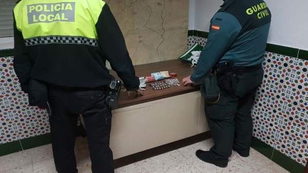 Agentes de la Guardia Civil y la Policía Local de La Palma del Condado. Agentes de la Guardia Civil y la Policía Local de La Palma del Condado.