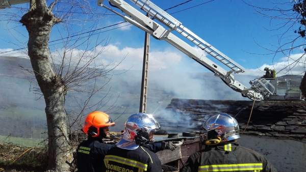Extinción del incendio en la cabaña Extinción del incendio en la cabaña