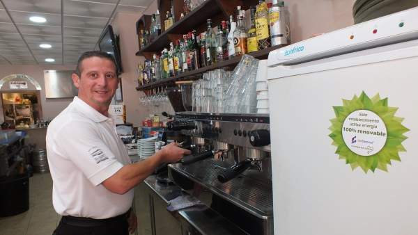 Trabajando en un establecimiento abastecido por renovables por Unieléctrica Trabajando en un establecimiento abastecido por renovables por Unieléctrica