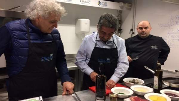 Miguel Ángel Revilla cocinando en 'Las Carolinas' Miguel Ángel Revilla cocinando en 'Las Carolinas'