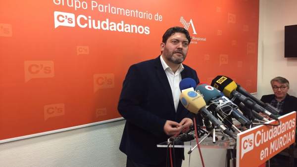 Miguel Sánchez de Ciudadanos en rueda de prensa Miguel Sánchez de Ciudadanos en rueda de prensa