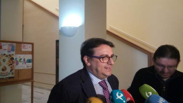 José María Vergeles atendiendo a los medios José María Vergeles atendiendo a los medios