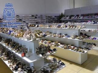 Zapatillas falsas intervenidas en una operación policial