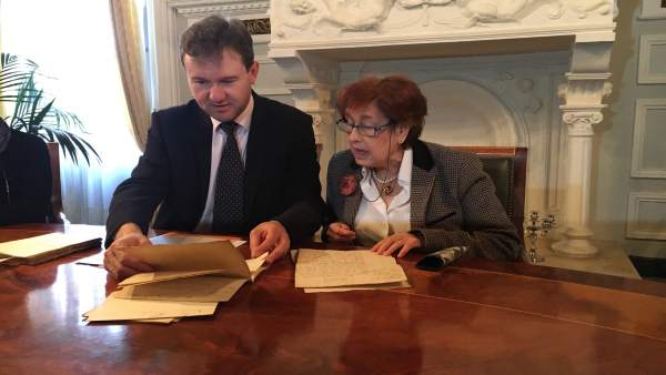 Javier Lacalle Y Elena Cortés, En El Acto De Cesión. Javier Lacalle Y Elena Cortés, En El Acto De Cesión.