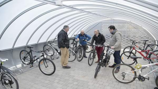 Visita de los miembros del Ayuntamiento al parking cubierto para bicis Visita de los miembros del Ayuntamiento al parking cubierto para bicis
