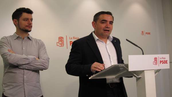 Diputados del PSOE en comparecencia de prensa Diputados del PSOE en comparecencia de prensa