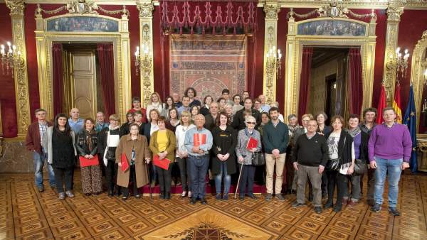Ollo con familiares de víctimas de la represión franquista exhumadas Ollo con familiares de víctimas de la represión franquista exhumadas