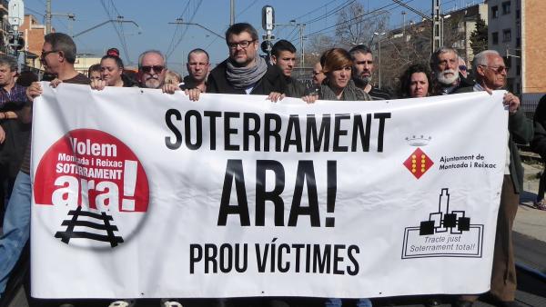 Concentración silenciosa en las vías del tren de Montcada i Reixac (Barcelona). Concentración silenciosa en las vías del tren de Montcada i Reixac (Barcelona).