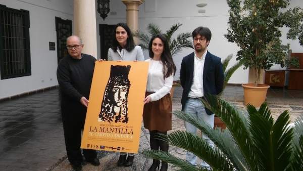 Gómez (dcha.) durante la presentación de la 'Muestra Nacional de la Mantilla' Gómez (dcha.) durante la presentación de la 'Muestra Nacional de la Mantilla'