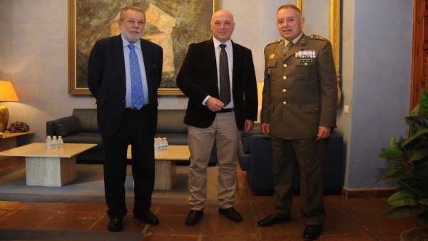El presidente de la Diputación (centro), en su encuentro con Ruiz Olmos (dcha.) El presidente de la Diputación (centro), en su encuentro con Ruiz Olmos (dcha.)