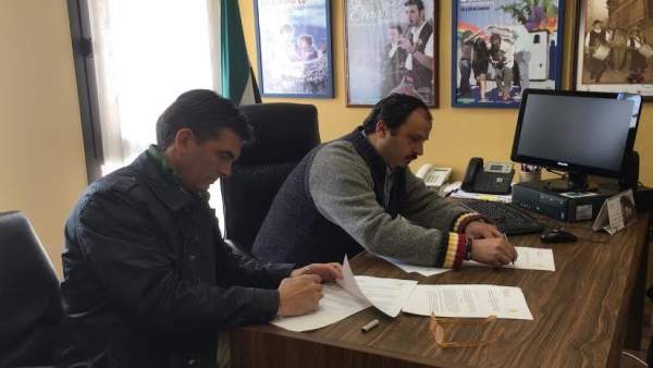Un alcalde boliviano visita Las Hurdes para conocer producción de miel Un alcalde boliviano visita Las Hurdes para conocer producción de miel