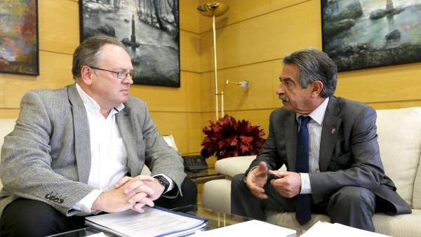 Revilla se reúne con el alcalde de Campoo de Yuso Revilla se reúne con el alcalde de Campoo de Yuso
