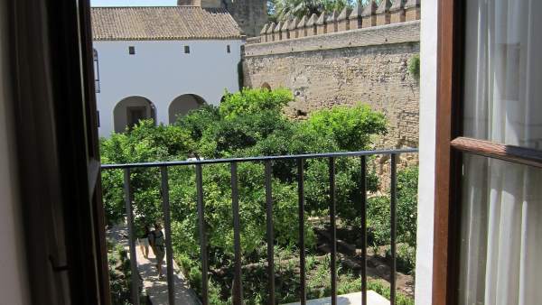 Uno de los patios del Alcázar Uno de los patios del Alcázar