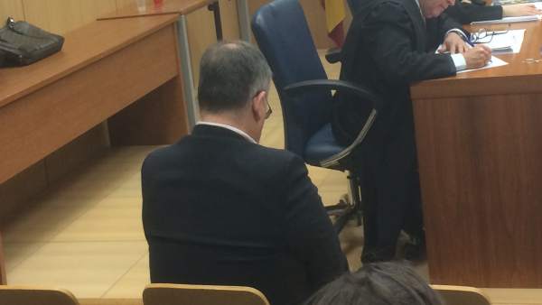 Médico acusado ante un jurado Médico acusado ante un jurado