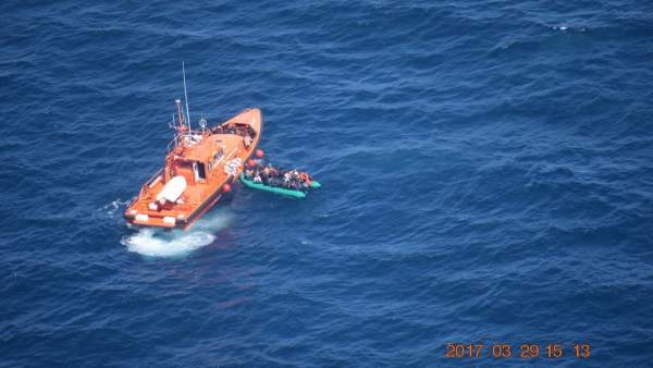 Patera rescatada por embarcación salvamento marítimo Alnitak salvamar málaga Patera rescatada por embarcación salvamento marítimo Alnitak salvamar málaga