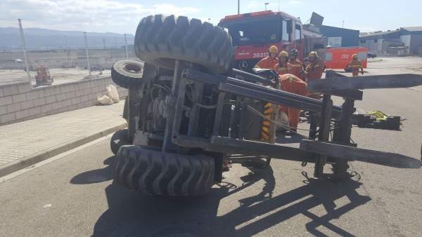 Un hombre fallece tras quedar atrapado bajo una máquina elevadora Un hombre fallece tras quedar atrapado bajo una máquina elevadora