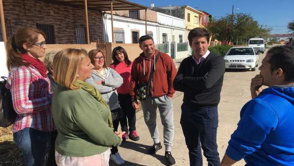 Guillermo García Longoria, con los vecinos de Marismas del Odiel. Guillermo García Longoria, con los vecinos de Marismas del Odiel.