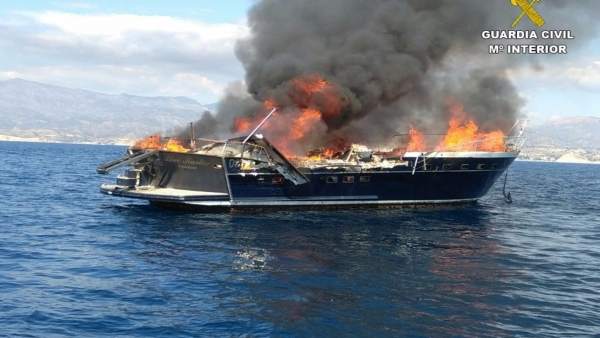 Tres tripulants holandesos rescatats després d'incendiar-se la seua embarcació enfront del Campello Tres tripulants holandesos rescatats després d'incendiar-se la seua embarcació enfront del Campello