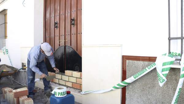 Tapiado de una de las viviendas. Tapiado de una de las viviendas.