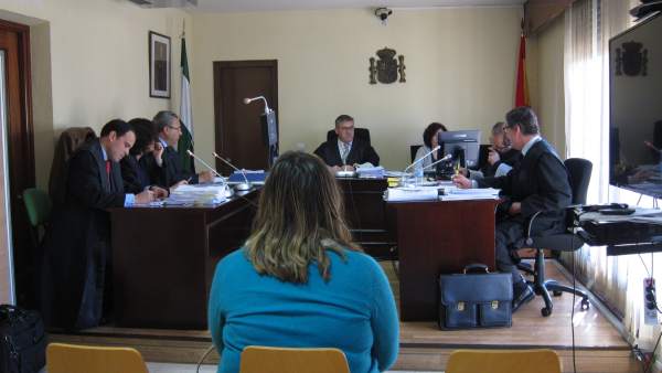 Juicio a la acusada de herir al guarda de una finca Juicio a la acusada de herir al guarda de una finca