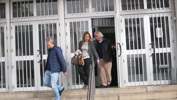 Rafael Gómez a la salida de los juzgados con sus hijos Rafael Gómez a la salida de los juzgados con sus hijos