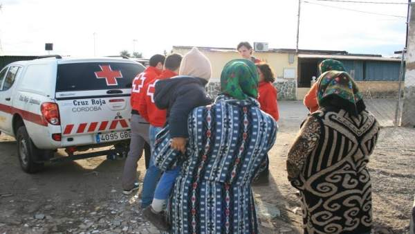 Voluntarios de Cruz Roja visitan un asentamiento de inmigrantes Voluntarios de Cruz Roja visitan un asentamiento de inmigrantes