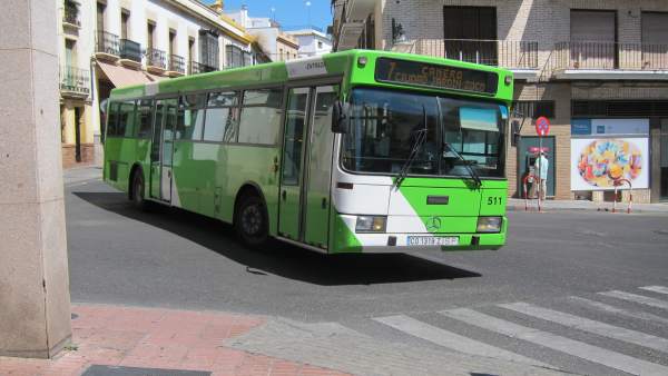Un autobús de la línea 7 de Aucorsa a su entrada en Capitulares Un autobús de la línea 7 de Aucorsa a su entrada en Capitulares