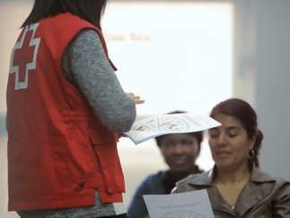 Personal de la Creu Roja ante personas atendidas