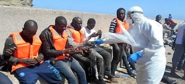 La Armada atiende a varones subsaharianos en la isla de Alborán
