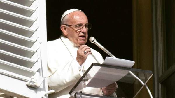 El Papa Francisco desde el balcón de su despacho en El Vaticano El Papa Francisco desde el balcón de su despacho en El Vaticano