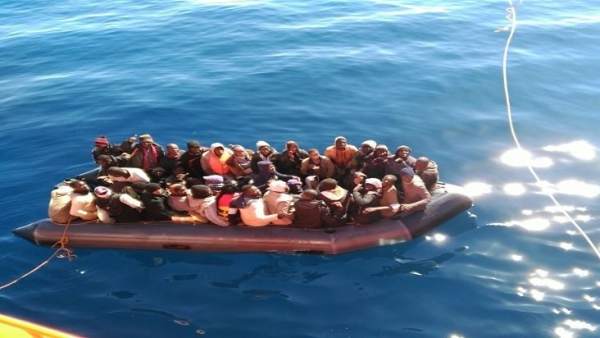 Patera rescatada en el mar de Alborán Patera rescatada en el mar de Alborán