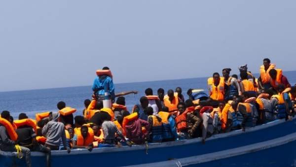 Barco con inmigrantes rescatado por MSF y MOAS en el Mediterráneo Barco con inmigrantes rescatado por MSF y MOAS en el Mediterráneo