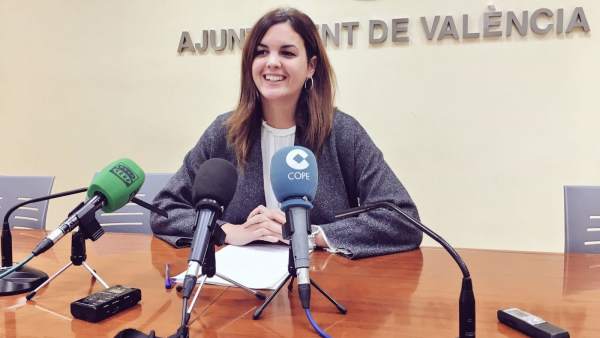 La prohibició d'aparcar en el carril-bus a les nits enfronta al PSPV i Compromís a València La prohibició d'aparcar en el carril-bus a les nits enfronta al PSPV i Compromís a València
