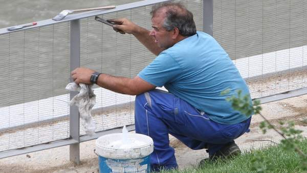 Un trabajador en su actividad Un trabajador en su actividad