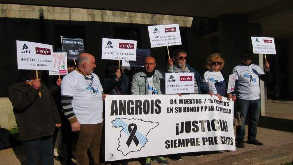 Afectados por el accidente de Angrois en los jjuzgados de SAntiago Afectados por el accidente de Angrois en los jjuzgados de SAntiago