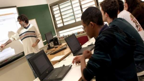 Imagen de archivo de un profesor impartiendo clase Imagen de archivo de un profesor impartiendo clase