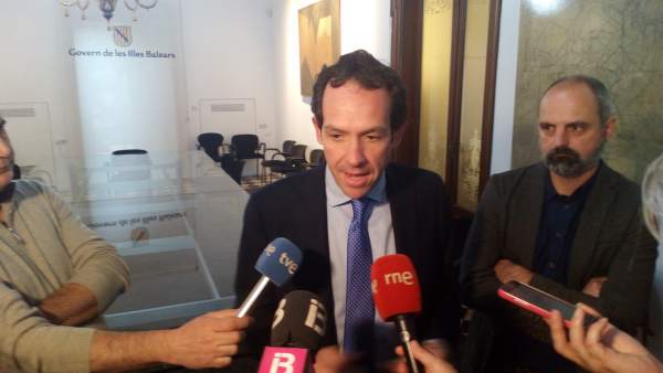 Pons atiende a los medios en la Conselleria de Territorio Pons atiende a los medios en la Conselleria de Territorio