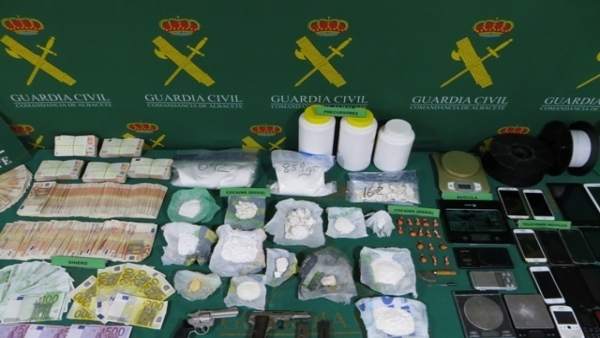 La Guàrdia Civil deté 13 persones i desmantella tres laboratoris de drogues a Villena i Alpera La Guàrdia Civil deté 13 persones i desmantella tres laboratoris de drogues a Villena i Alpera