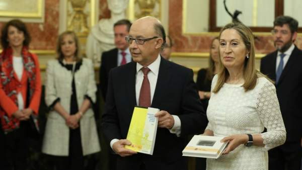 Montoro presenta los Presupuestos en el Congreso Montoro presenta los Presupuestos en el Congreso