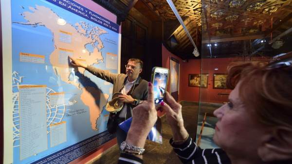 Turistas en un museo de Las Palmas de Gran Canaria Turistas en un museo de Las Palmas de Gran Canaria